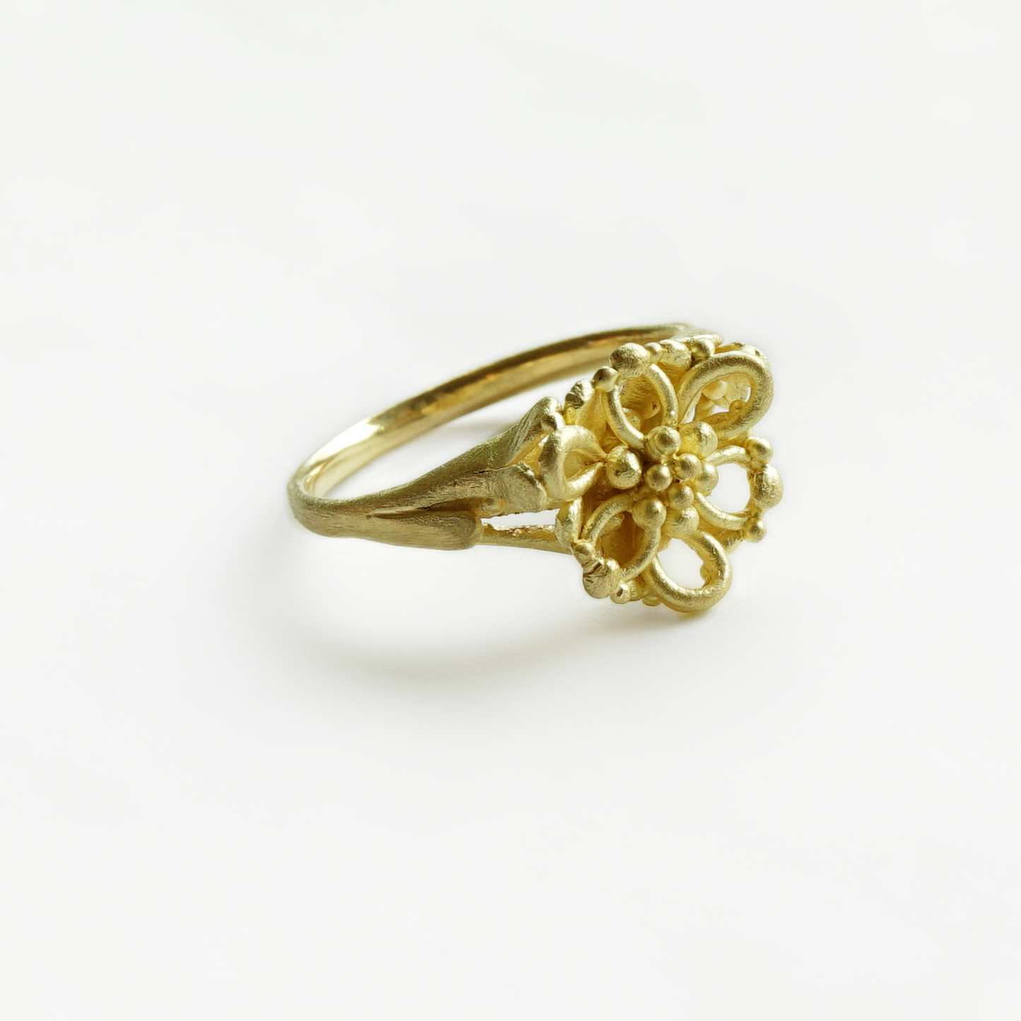 Antique-Inspired Floral Ring in Solid 750 Gold