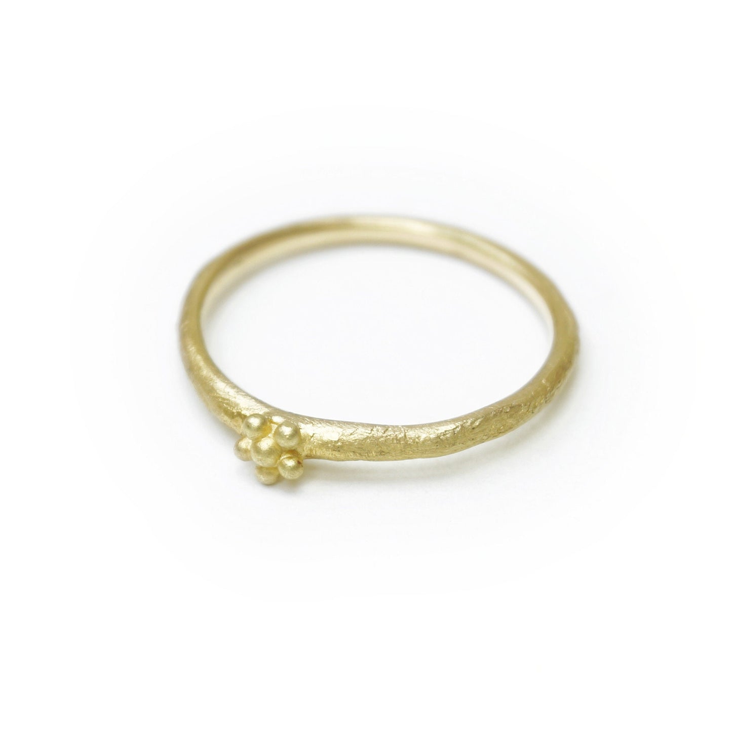 Goldring mit kleiner Blüte – handgefertigt, minimalistisch, auch in Rosé-, Palladium Weißgold - oder Fairtrade Gold erhältlich