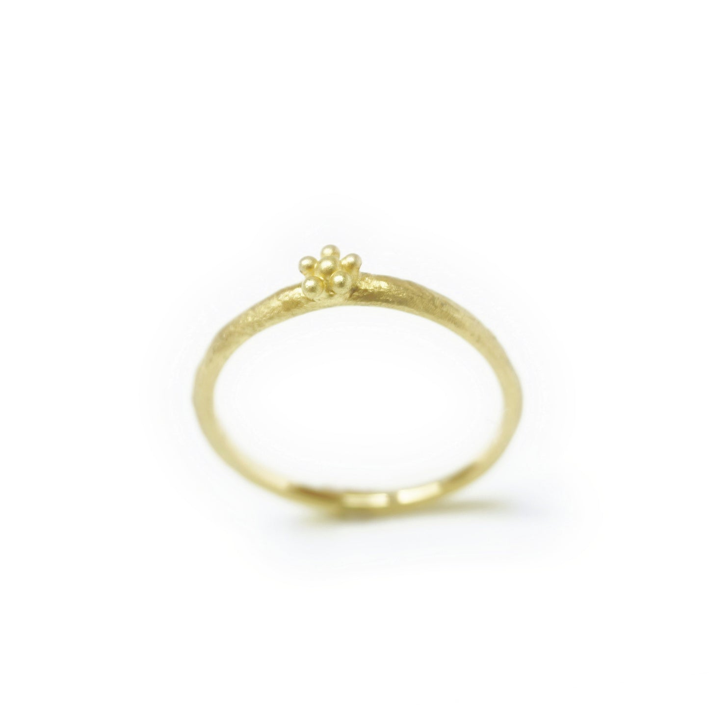 Goldring mit kleiner Blüte – handgefertigt, minimalistisch, auch in Rosé-, Palladium Weißgold - oder Fairtrade Gold erhältlich