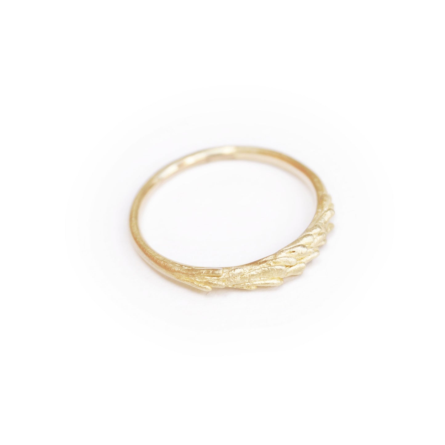 Delicate and unique gold ring with an organic structure – an alternative wedding band
