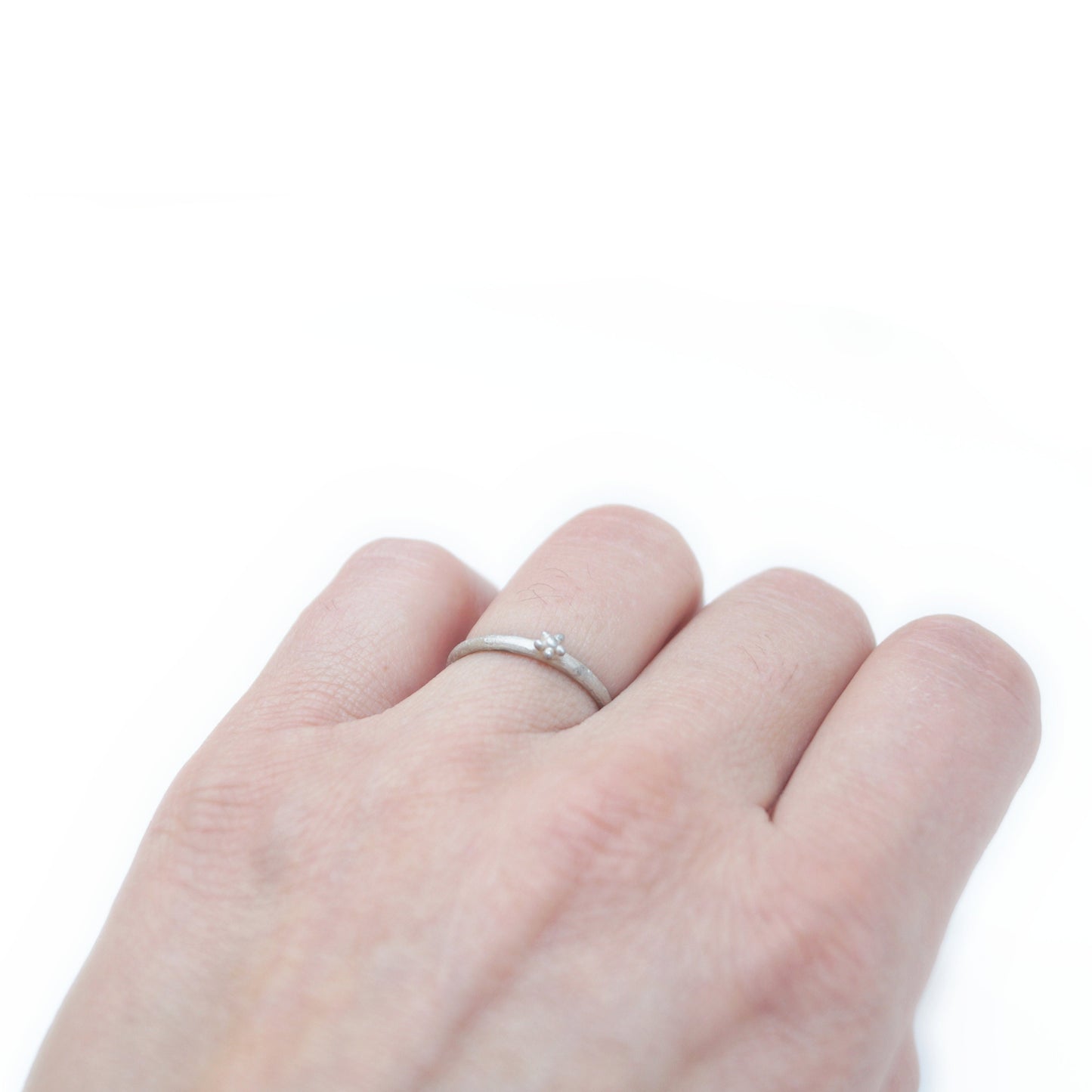 Goldring mit kleiner Blüte – handgefertigt, minimalistisch, auch in Rosé-, Palladium Weißgold - oder Fairtrade Gold erhältlich