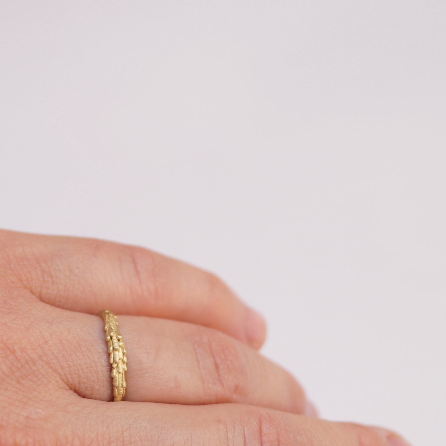Delicate and unique gold ring with an organic structure – an alternative wedding band