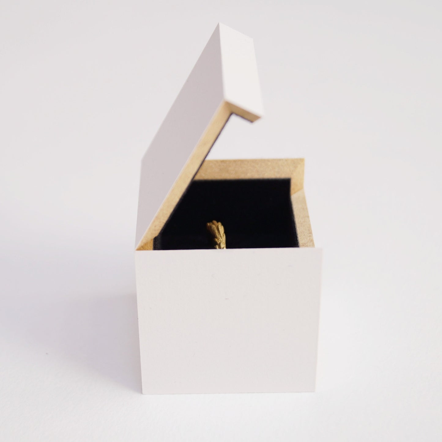 Delicate and unique gold ring with an organic structure – an alternative wedding band