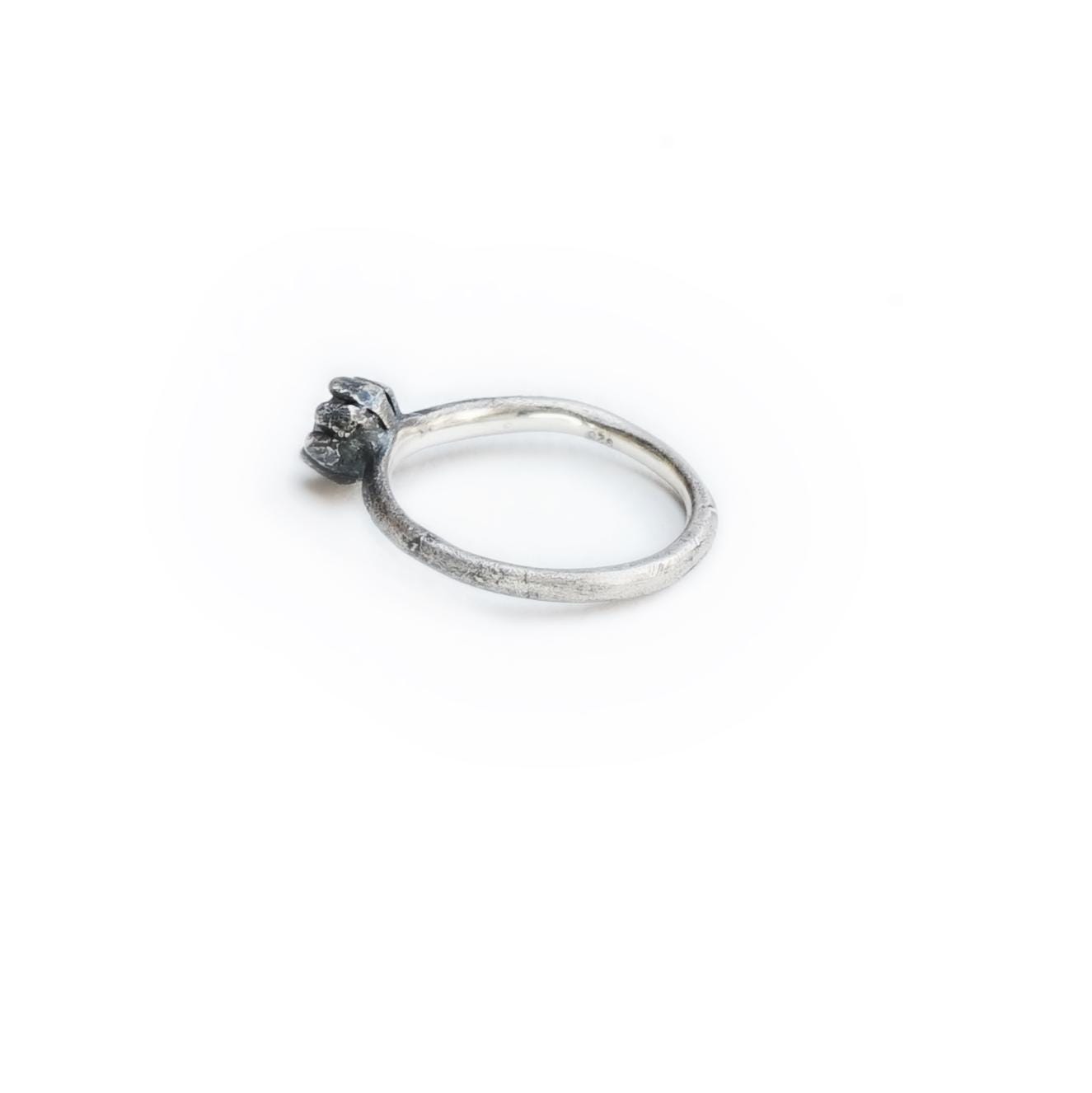 Oxidierter Silberring mit Granat, Blütenfassung, rustikaler handgemachter Stapelring im Vintage Stil