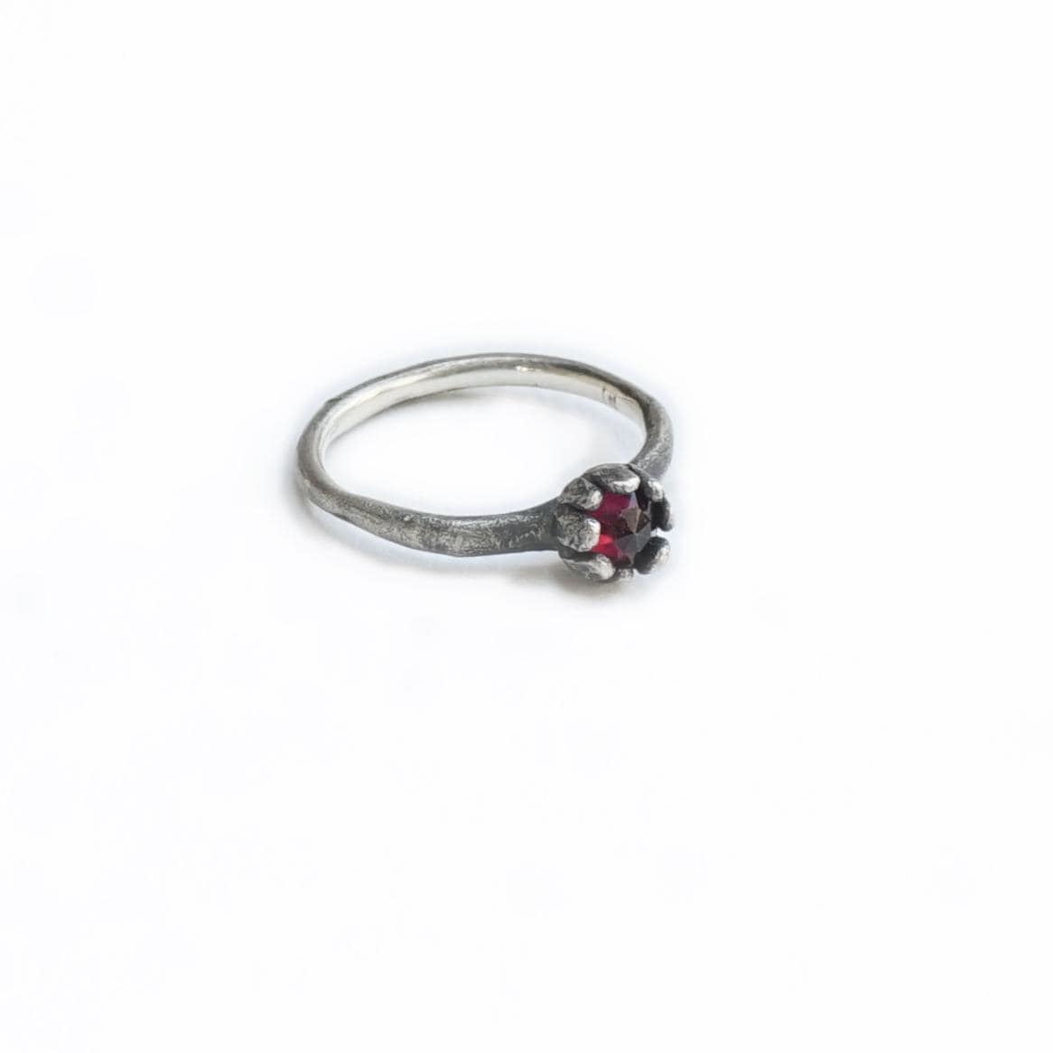 Oxidierter Silberring mit Granat, Blütenfassung, rustikaler handgemachter Stapelring im Vintage Stil