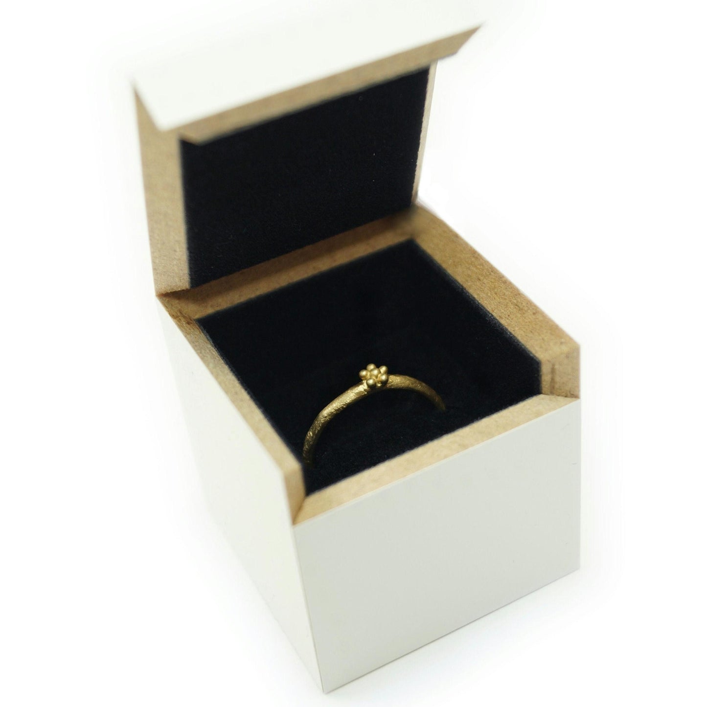 Goldring mit kleiner Blüte – handgefertigt, minimalistisch, auch in Rosé-, Palladium Weißgold - oder Fairtrade Gold erhältlich