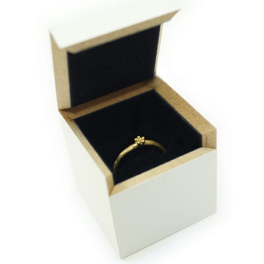 Goldring mit kleiner Blüte – handgefertigt, minimalistisch, auch in Rosé-, Palladium Weißgold - oder Fairtrade Gold erhältlich