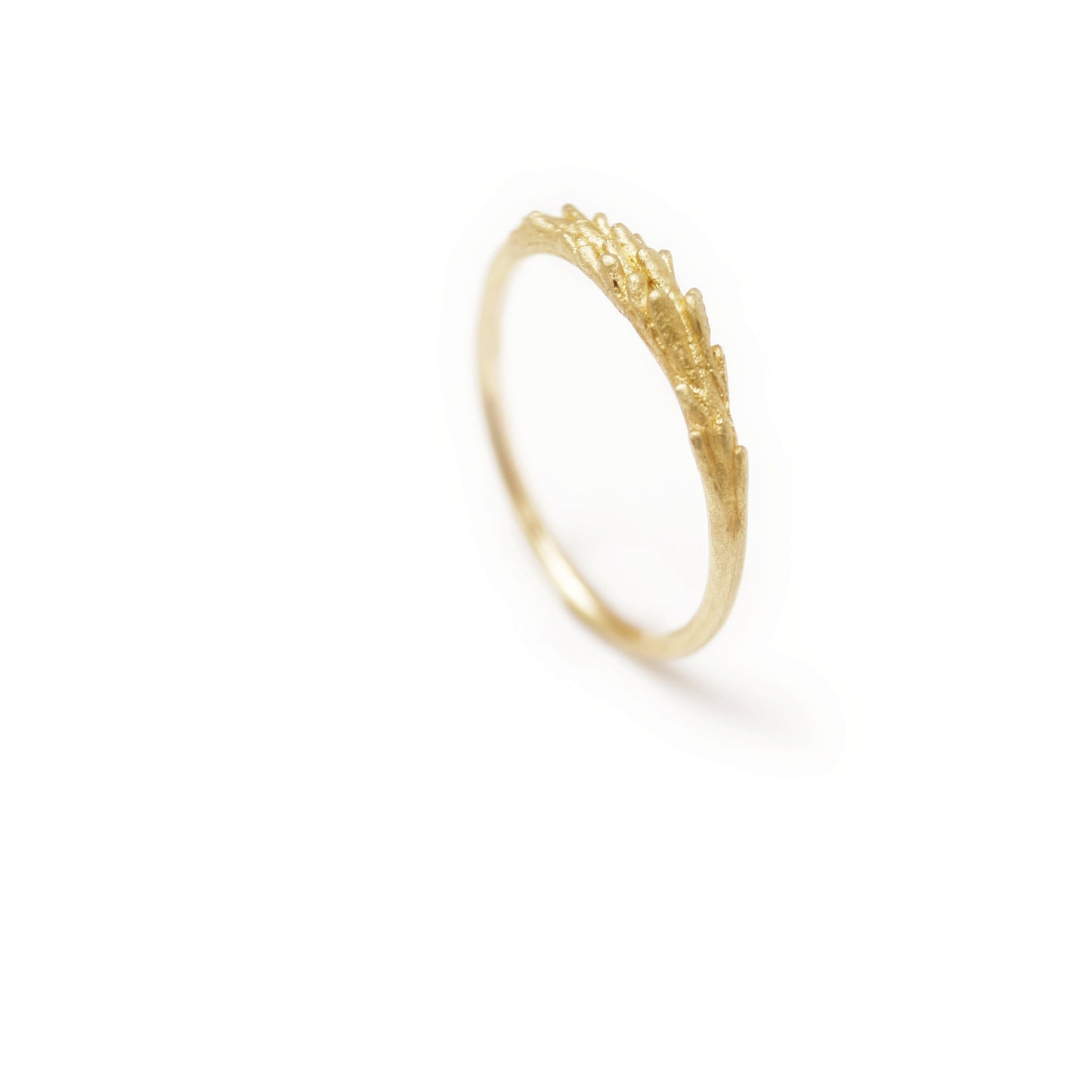 Delicate and unique gold ring with an organic structure – an alternative wedding band