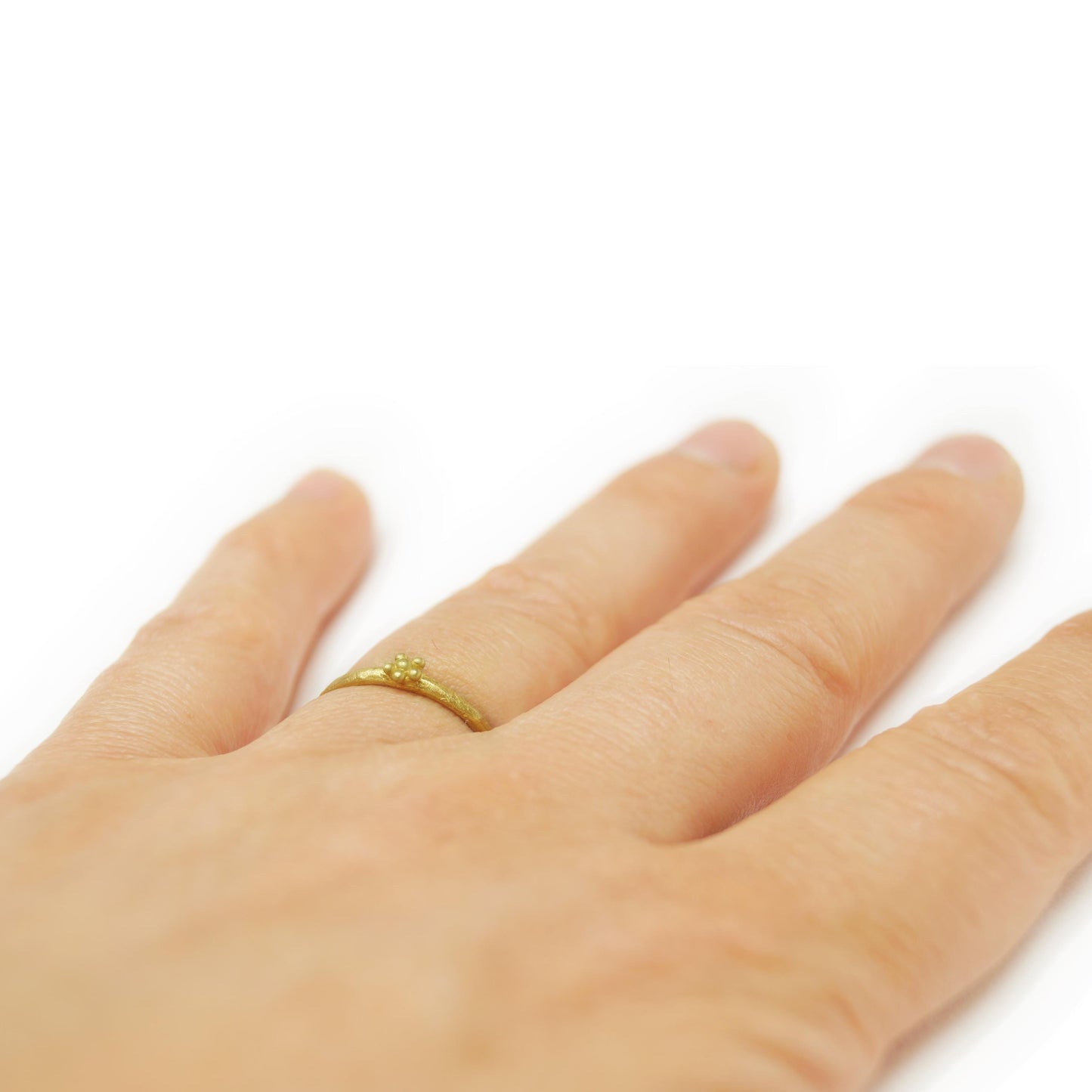 Goldring mit kleiner Blüte – handgefertigt, minimalistisch, auch in Rosé-, Palladium Weißgold - oder Fairtrade Gold erhältlich